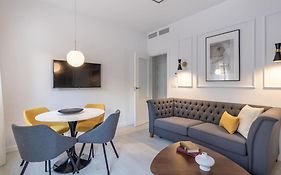 Central Stylish And Elegant 1 & 2 Bedroom Apartment II